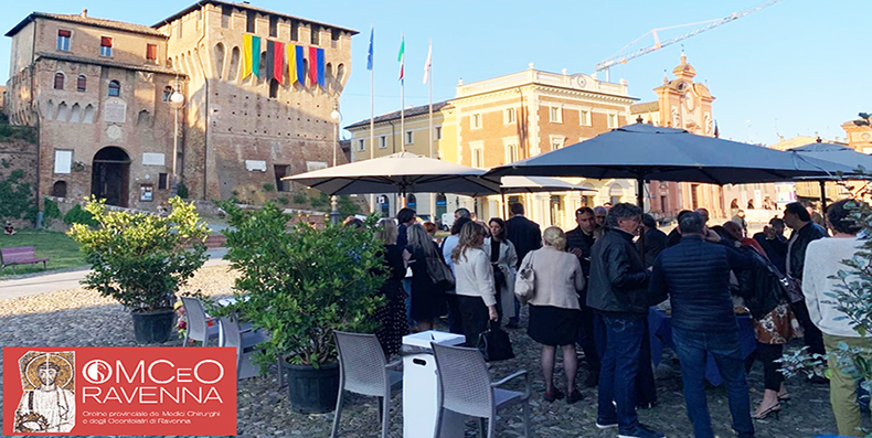 Il Consiglio dell’Ordine dei medici e degli odontoiatri di Ravenna ha avviato il progetto “Consigli itineranti”, con l’obiettivo di rafforzare i legami con i professionisti sanitari della provincia. La prima tappa si è tenuta a Lugo il 14 maggio, che sarà seguita da incontri previsti a Faenza (settembre) e Cervia (dicembre).
L’iniziativa, voluta dalla neopresidente Gaia Saini, mira a promuovere il dialogo diretto tra l’Ordine, i medici e le istituzioni locali, per favorire una maggiore conoscenza reciproca e sviluppare progetti condivisi a beneficio della sanità territoriale.
La risposta positiva riscontrata a Lugo incoraggia il proseguimento del progetto anche nel 2026, con l’intenzione di coinvolgere nuovi comuni della provincia.