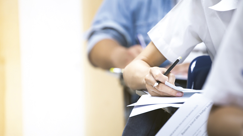 In vista del nuovo anno accademico, il Ministero dell’Università ha introdotto una riforma dell’accesso alla facoltà di Medicina, approvata a marzo 2025. Il tradizionale test d’ingresso sarà abolito e sostituito da una selezione basata su esami scientifici (chimica, fisica e biologia) da sostenere al termine del primo semestre universitario.
Gli studenti, iscritti provvisoriamente, dovranno affrontare tre prove scritte da 45 minuti ciascuna, composte da 31 domande (21 a risposta multipla e 10 a completamento). Il punteggio sarà attribuito in base alla correttezza delle risposte, con penalità per gli errori. I risultati formeranno una graduatoria nazionale, che determinerà l’accesso al secondo semestre.
Il primo semestre potrà essere ripetuto al massimo tre volte, ma ogni studente dovrà indicare in anticipo almeno cinque sedi preferite. Chi non supererà la selezione potrà riutilizzare i crediti ottenuti in altri corsi di laurea.
Il Ministro Bernini ha annunciato l’uscita dei decreti attuativi entro maggio 2025, ma permangono molte incertezze. La CRUI (Conferenza dei Rettori) ha espresso forti dubbi sulla sostenibilità della riforma, giudicando irrealistico l’ampliamento degli accessi senza nuove risorse.
Infine, gli atenei privati non sono coinvolti nella riforma: hanno mantenuto il proprio calendario di test d’ingresso, già svolti nei primi mesi del 2025 (San Raffaele, Humanitas, Campus Bio-Medico, Cattolica).