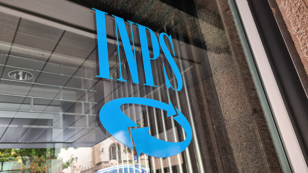 Trasferimento contributi previdenziali: buone notizie per medici iscritti all'Enpam

Finalmente chiarezza sui contributi previdenziali erroneamente versati all'Inps invece che all'Enpam. Il ministero del Lavoro ha confermato che l'Inps deve trasferire direttamente tali somme all'Enpam, evitando lungaggini burocratiche e sanzioni per i medici.

La legge 388 del 2000 (art. 116, comma 20) già prevedeva l'effetto liberatorio del pagamento in buona fede e l'obbligo di trasferimento senza interessi. Nonostante le resistenze passate dell'Inps, la nota ministeriale del 14 aprile 2025 ribadisce che il trasferimento deve includere sia la quota del professionista che quella del committente/datore di lavoro.

Questa problematica ha interessato molti medici, specialmente per incarichi co.co.co. anche durante l'emergenza Covid. Ora, i contributi errati versati all'Inps dal 1° gennaio 2001 potranno essere valorizzati dall'Enpam per aumentare la pensione dei contribuenti. È importante notare che i trasferimenti avverranno senza rivalutazione ma non c'è un termine di prescrizione per la richiesta.