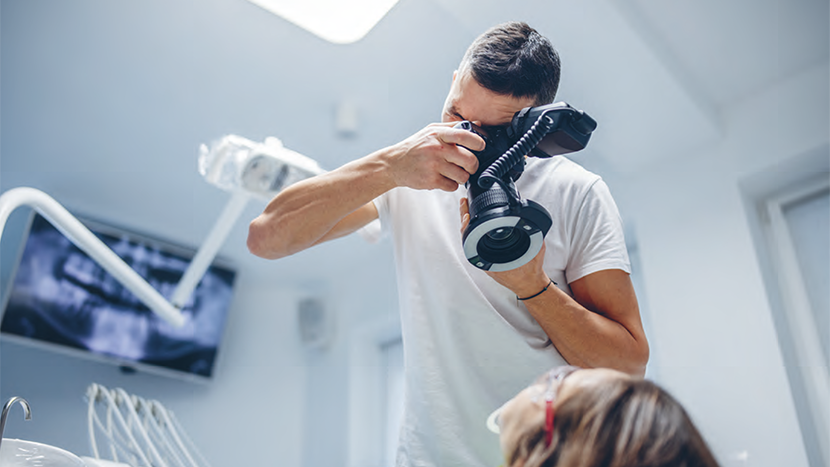 La fotografia odontoiatrica è uno strumento essenziale per documentare i trattamenti, migliorare la comunicazione con il paziente e supportare la tutela medico-legale. Durante un evento organizzato da Enpam e Associazione Piazza Vittorio Aps, esperti come Stefano Loghi e Thierry Triolo hanno sottolineato l'importanza della fotografia in ambito clinico e professionale.