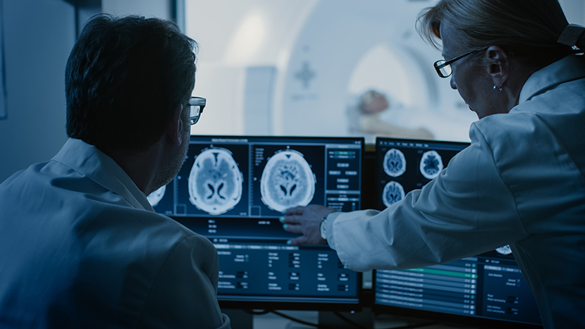 Nella rivoluzione tecnologica che sta trasformando la medicina emergono strumenti innovativi per la diagnosi precoce delle malattie neurodegenerative. Un team delle Università di Duke, Harvard e Otago ha sviluppato DunedinPACNI, tecnologia che analizza una singola risonanza magnetica cerebrale per stimare la velocità dell’invecchiamento e prevedere rischi di demenza o Alzheimer. Parallelamente, la microscopia Brillouin, capace di misurare in modo non invasivo proprietà meccaniche delle cellule senza danneggiarle, è stata riconosciuta ufficialmente dalla comunità scientifica come metodo promettente per lo studio di patologie neurodegenerative.