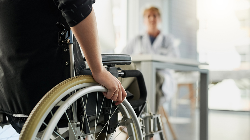 Paolo Ottolina ha scoperto presto che nella fragilità si cela una luce autentica. Da quasi trent’anni si dedica alla cura delle persone con disabilità, vivendo la medicina come vocazione e non solo come professione. Oltre al suo lavoro tra studio e ospedale, guida la Sioh, società scientifica nata dal volontariato, che forma odontoiatri alla cura dei pazienti vulnerabili e promuove una cultura inclusiva. Per lui il rapporto umano è centrale: i pazienti fragili, se accolti con competenza, diventano risorsa di crescita e fedeltà. Il Premio Micheletti, ricevuto di recente, lo considera un riconoscimento condiviso con chi sceglie di curare chi spesso viene dimenticato.