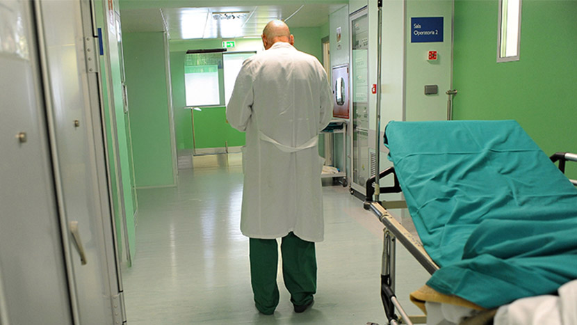 Dal 1° settembre 2025 è operativo un bonus per chi, pur avendo i requisiti pensionistici, sceglie di restare al lavoro. Non aumenta la pensione futura, ma consente di trattenere in busta paga la quota contributiva del 9,19% destinata all’Inps, senza tassazione aggiuntiva. L’obiettivo è trattenere competenze ed alleggerire i conti pubblici, in un Paese con natalità in calo e popolazione attiva che invecchia. La misura riguarda chi accede a Quota 103 o alla pensione anticipata ordinaria, ma non tutti i lavoratori. Pur garantendo un aumento immediato dello stipendio, il rischio è una pensione più bassa negli anni. Per il privato è attivo da settembre, per il pubblico da novembre.