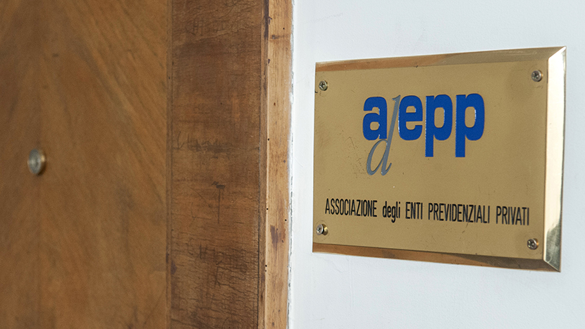 L’Assemblea dell’Adepp ha approvato modifiche statutarie per rafforzare il ruolo di rappresentanza e la collaborazione tra le Casse professionali. Pur mantenendo il carattere apartitico, l’Associazione potrà ora promuovere e tutelare le istanze politiche e gli interessi comuni o specifici degli enti associati. Lo Statuto riconosce formalmente la funzione di raccordo tecnico e la possibilità di sviluppare servizi e sinergie in ambito previdenziale, assistenziale e finanziario. Previste iniziative per favorire l’accesso e l’attrattività delle professioni. Tra le novità interne, l’apertura ad altri enti affini e l’abolizione del limite dei mandati per il Presidente, che decade però se non più a capo di un Ente associato.