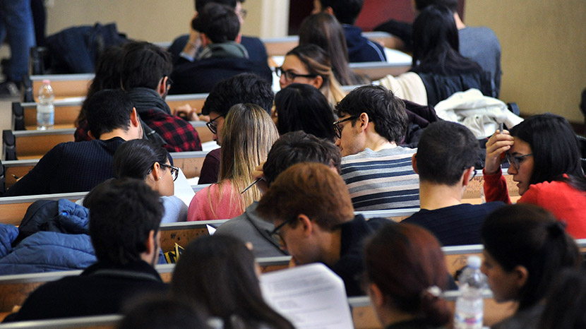 Dal 25 ottobre 2025 l’Università La Sapienza di Roma avvia i corsi online di “Orientamento in rete” per gli studenti delle Superiori che vogliono prepararsi a frequentare Medicina e Odontoiatria e per il test Imat (Medicine and surgery).
Le lezioni sono in italiano e in inglese, in modalità sincrona e asincrona. Ci si può iscrivere sul portale Infostud della Sapienza, la quota è di 100 euro.