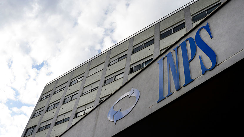 Nel tempo, i metodi di calcolo delle pensioni Inps sono cambiati per ridurne l’importo, passando dal sistema retributivo a quello contributivo. Per i lavoratori dipendenti iscritti all’Inps, la pensione si basa oggi soprattutto sui contributi effettivamente versati, riportati nell’estratto conto contributivo. Ogni anno si accantona il 33% della retribuzione lorda, rivalutata in base al Pil; la somma ottenuta (montante contributivo) viene poi moltiplicata per un coefficiente di trasformazione che cresce con l’età. La riforma Fornero del 2011 ha esteso questo metodo anche a molte casse professionali. L’Enpam, pur mantenendo un proprio sistema, ha introdotto dal 2013 il calcolo contributivo indiretto: la pensione deriva dal reddito medio rivalutato, moltiplicato per gli anni di contribuzione e il coefficiente di rendimento (oggi 1,30%).