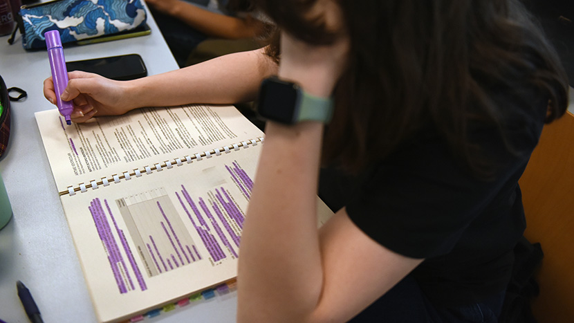 Il Ministero dell’Università ha pubblicato le linee guida per gli esami del semestre aperto di Medicina e Odontoiatria, che uniformano modalità e criteri per tutti gli atenei. Dopo la riforma che ha abolito i test d’ingresso, gli esami si terranno in due appelli nazionali (20 novembre e 10 dicembre 2025) e riguarderanno Chimica, Fisica e Biologia. Ogni prova, composta da 31 domande in 45 minuti, sarà valutata in trentesimi; superamento con minimo 18/30. Previsti punteggi standard e misure per studenti con disabilità o DSA.