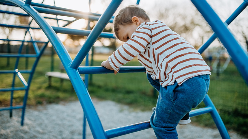 Creati’n’associazione Aps nasce nel 2024, fondata dallo pneumologo Andrea Mazzetta dopo la diagnosi sul figlio, affetto da un raro deficit del trasportatore della creatina, patologia genetica che causa ritardi nello sviluppo, epilessia e disabilità grave. L’associazione offre supporto e informazioni alle famiglie e fa un appello per favorire diagnosi più tempestive e stimolare la ricerca, poiché non esistono ancora terapie risolutive. In Italia i casi noti sono circa una ventina e l’associazione, che oggi riunisce sette famiglie, si impegna a mettere in rete pazienti, pediatri e centri specialistici, condividendo esperienze e orientando verso percorsi terapeutici e riabilitativi.