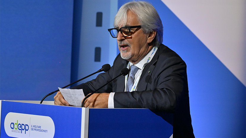 Gli enti di previdenza dei professionisti chiedono criteri più dinamici per valutare la loro sostenibilità. Il presidente AdEPP Alberto Oliveti propone di superare le regole statiche e i bilanci tecnici a 50 anni, puntando sulla solvibilità e su previsioni a 10-15 anni. Una revisione dei parametri eviterebbe sacrifici alle nuove generazioni e libererebbe risorse per sostenere professionisti e crescita economica.