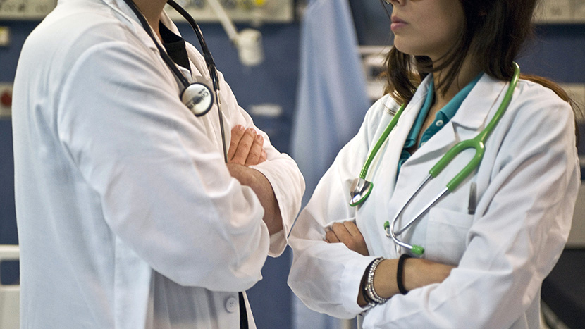 Ecco un motivo in più per spostare i contributi previdenziali da Inps a Enpam. Il maxiemendamento alla Manovra 2026 introduce un possibile depotenziamento del riscatto di laurea, che potrebbe valere fino a due anni e mezzo in meno per i medici dipendenti del Ssn che vorranno andare in pensione anticipata Inps. La misura, per ora annunciata in possibile retromarcia dal governo, riduce progressivamente il valore del riscatto di laurea dal 2031 in poi.
L’emendamento non ha effetto sull’Enpam, dove le regole restano invariate. Medici e odontoiatri hanno inoltre la possibilità di ricongiungere i contributi Inps in Enpam, inclusi quelli della gestione separata.