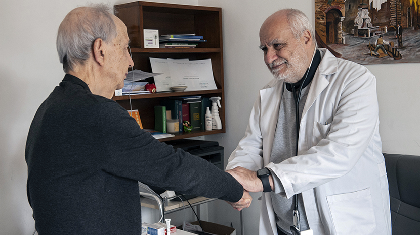 Gli italiani mostrano forte fiducia in scienza e medicina: il medico di famiglia è la figura più credibile e nove su dieci vedono nella scienza un motore di progresso. La maggioranza apprezza innovazioni come vaccini oncologici e tecnologie avanzate, immaginando un futuro più protetto dalle malattie grazie al ruolo centrale dei medici.