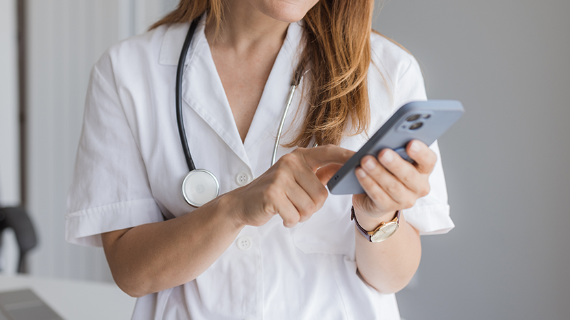 Un nuovo tentativo di truffa ai danni dei medici, ancora una volta sfruttando il nome dell’Enpam, è stato segnalato da una dottoressa di Chieti. La vittima ha ricevuto una telefonata da una finta operatrice delle Poste che parlava di un “rimborso Enpam in scadenza”, inducendola a recarsi a un ufficio postale risultato poi chiuso. A quel punto la falsa operatrice l’ha guidata telefonicamente a effettuare versamenti, presentati come necessari per ottenere l’assegno. La dottoressa ha denunciato il fatto ai carabinieri e ha riferito che anche un collega era stato raggirato con una modalità simile.