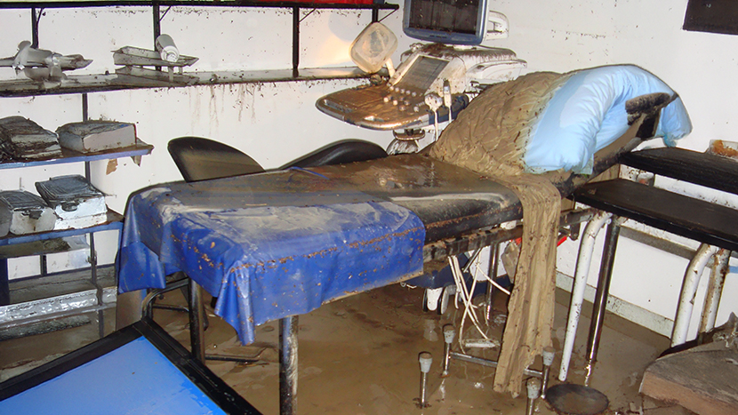 L’Enpam è pronta a sostenere medici e odontoiatri colpiti dal maltempo in Sicilia, Sardegna e Calabria, mentre il governo valuta lo stato di emergenza nazionale. Gli iscritti possono richiedere aiuti economici per danni a casa, studio e beni mobili, con rimborsi che superano i 20mila euro e un’ulteriore integrazione di circa 6mila euro per chi svolge libera professione. Sono previsti anche sussidi giornalieri o mensili per chi non può lavorare e contributi fino al 75% sugli interessi dei mutui per la ricostruzione. Nel 2024 l’Enpam ha già destinato oltre 3,5 milioni di euro a sostegno degli iscritti colpiti da calamità. Le domande andranno presentate tramite gli Ordini provinciali dopo la proclamazione ufficiale dello stato di calamità.