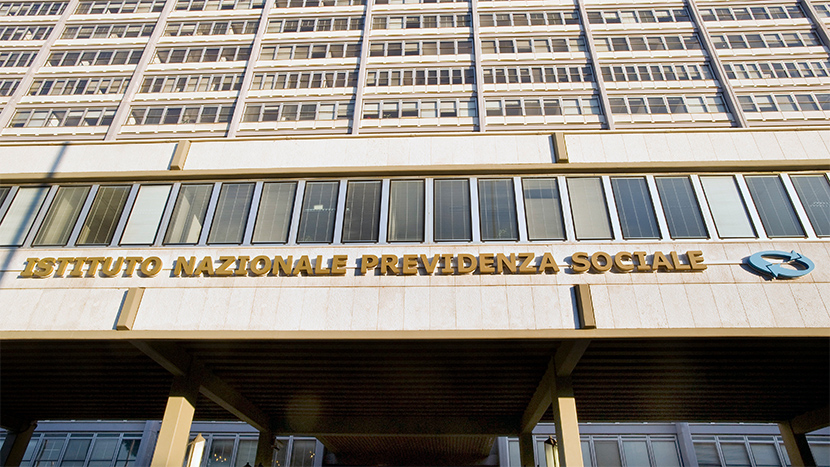 Le recenti riforme previdenziali che hanno riguardato Inps incidono soprattutto sulle pensioni future. Dal 2027 scatterà un graduale aumento dell’età pensionabile di tre mesi complessivi entro il 2028. Viene eliminata la possibilità di usare la previdenza complementare per raggiungere il minimo necessario alla pensione di vecchiaia anticipata, mentre restano i bonus per chi rimanda l’uscita dal lavoro. Previsti tagli alle misure per lavoratori precoci e usuranti e lo stop definitivo a opzione donna, fatti salvi i diritti acquisiti. Parallelamente il governo rafforza la previdenza complementare, con adesione automatica per i giovani, maggiore deducibilità fiscale dal 2026 e nuove regole per il Tfr, ampliando anche l’obbligo di conferimento all’Inps per le imprese medio-grandi.