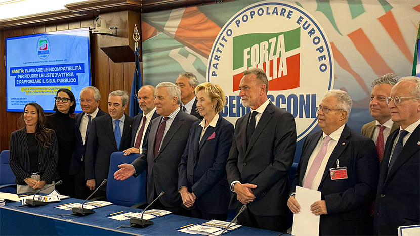 Forza Italia ha presentato un disegno di legge per rimuovere le incompatibilità che oggi limitano l’attività professionale dei medici dipendenti o convenzionati con il Servizio sanitario nazionale, consentendo loro di svolgere attività aggiuntive fuori dall’orario di lavoro presso soggetti pubblici o privati accreditati, senza perdere l’indennità di esclusiva. Secondo i promotori e i sindacati favorevoli, l’attività resterebbe all’interno del perimetro del Ssn e servirebbe a ridurre la spesa diretta dei cittadini, migliorare l’accesso alle cure e permettere ai medici di integrare il reddito. La proposta coinvolgerebbe anche i medici di famiglia e punta a rafforzare l’assistenza territoriale e ospedaliera, prevedendo comunque l’obbligo di comunicazione alle aziende sanitarie. Nonostante il forte segnale politico e il sostegno di esponenti di governo e categoria, l’approvazione non è scontata e i tempi restano incerti.