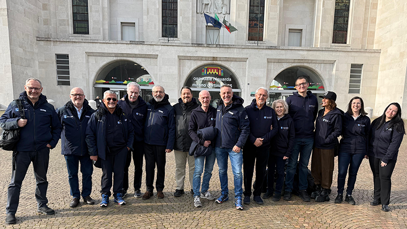 In vista di Milano-Cortina 2026, l’assistenza odontoiatrica entra a pieno titolo nel sistema sanitario olimpico, vista l’elevata incidenza di traumi dentali negli sport invernali. Coordinata da Massimo Roncalli, la rete lombarda prevede sei postazioni attrezzate nelle venue e una squadra di 46 odontoiatri volontari. I test clinici hanno confermato che molti infortuni riguardano fratture e avulsioni dentali, soprattutto nell’hockey su ghiaccio. Le medical station garantiscono interventi immediati, paradenti personalizzati e collaborazione multidisciplinare, lasciando in eredità strutture, dati e ricerca per il territorio.
