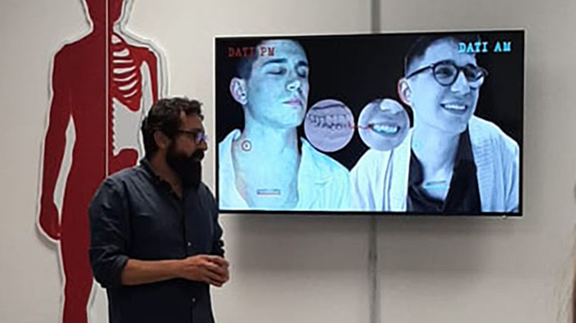 Aiutare i vivi attraverso i morti. È la missione del professor Danilo De Angelis, odontoiatra forense milanese, che da trent’anni restituisce un nome ai corpi senza identità. Dai disastri aerei al Mediterraneo, fino ai minori senza documenti, il suo lavoro intreccia scienza e diritti. «Non lavoriamo sui cadaveri, ma su persone», dice. Nei denti, nelle ossa, nei dettagli cerca storie da ricomporre, perché un’identità ritrovata non serve a chi non c’è più, ma a chi resta e aspetta di tornare a respirare.