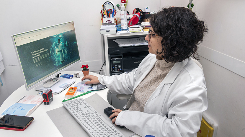 Torna disponibile su Tech2Doc il corso gratuito FAD “Fondamenti di telemedicina per il medico”, dedicato a medici e odontoiatri che vogliono aggiornarsi sulla salute digitale. Il percorso comprende 8 video lezioni per circa 80 minuti complessivi e consente di ottenere 30 crediti ECM. Dopo il tutto esaurito dello scorso anno, l’edizione 2026/27 amplia la capienza a 50mila partecipanti. Docente del corso è Francesco Gabbrielli, esperto di telemedicina con oltre trent’anni di esperienza. Il corso è accessibile fino all’8 febbraio 2027.