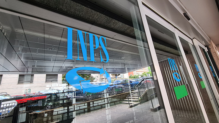 L’Inps, con la circolare 15 del 9 febbraio, aggiorna le proprie istruzioni sulla ricongiunzione dei contributi della gestione separata, recependo un orientamento giurisprudenziale ormai consolidato. Dopo le pronunce della Cassazione e l’annuncio del ministero del Lavoro, viene confermato il diritto dei professionisti a trasferire i contributi versati nella gestione separata verso la propria Cassa di previdenza.
Medici e dentisti possono fare domanda per ricongiungere in Enpam i contributi della gestione separata Inps. La domanda, semplice e non vincolante, si presenta online e consente di ricevere una simulazione con costi e benefici. L’iscritto avrà poi 60 giorni per decidere se procedere o meno.