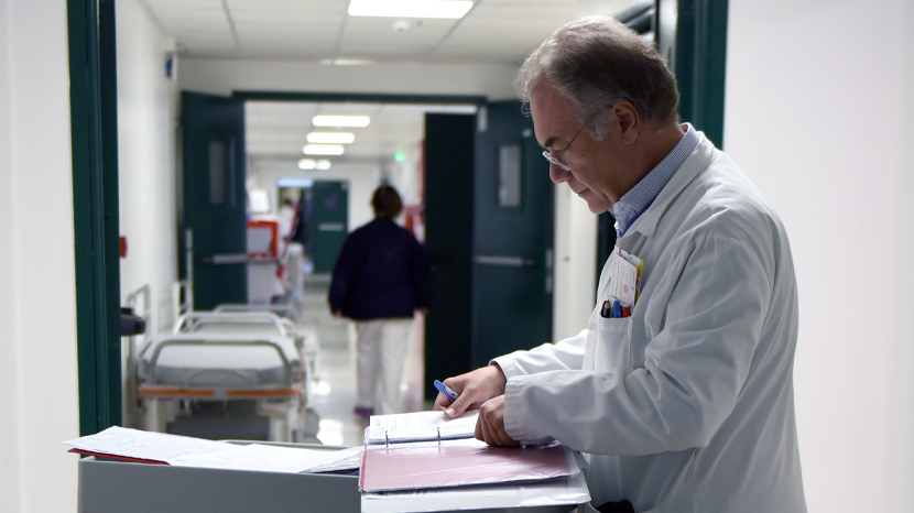 Il pagamento del Tfs ai dipendenti pubblici potrebbe cambiare entro il 2027. La Corte costituzionale ha dato tempo a Governo e Parlamento fino al 14 gennaio 2027 per trovare una soluzione al sistema che oggi prevede il pagamento differito e rateizzato della liquidazione. Attualmente gli statali possono attendere da due a sette anni per ricevere il trattamento di fine servizio. Il Tfs non è un premio ma retribuzione differita maturata durante la vita lavorativa: se non arriverà una riforma, la Corte potrebbe imporre il pagamento immediato.