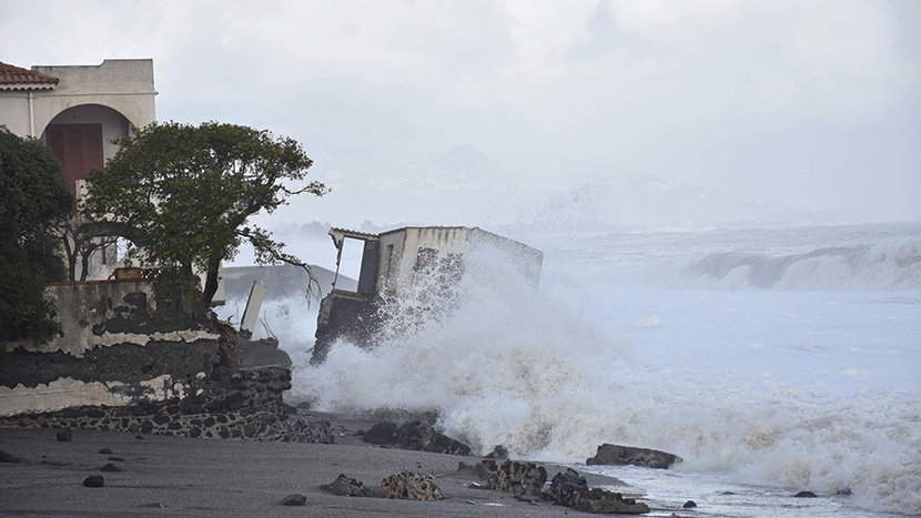 Proroga al 10 ottobre per i versamenti contributivi di medici e odontoiatri colpiti dagli eventi calamitosi in Sicilia, Calabria e Sardegna. Il decreto legge n. 25/2026 prevede anche aiuti Enpam: contributi per danni a immobili e attrezzature, sussidi fino a 2.900 euro al mese e rimborso degli interessi sui mutui fino al 75%.