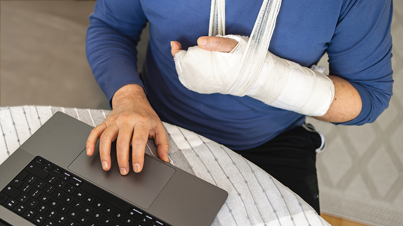 Per i medici liberi professionisti, un periodo di malattia o infortunio può avere effetti diretti sul reddito. L’Enpam riconosce un’indennità solo dal 31° giorno di assenza, lasciando scoperti i primi 30 giorni di inattività. Per colmare questo vuoto esistono diverse soluzioni: dalla polizza convenzionata Enpam con indennità giornaliera, alle coperture offerte da SaluteMia ed Emapi che prevedono diarie e tutele per l’inabilità temporanea. Strumenti assicurativi che aiutano i professionisti sanitari a proteggere il reddito in caso di stop forzato dal lavoro.