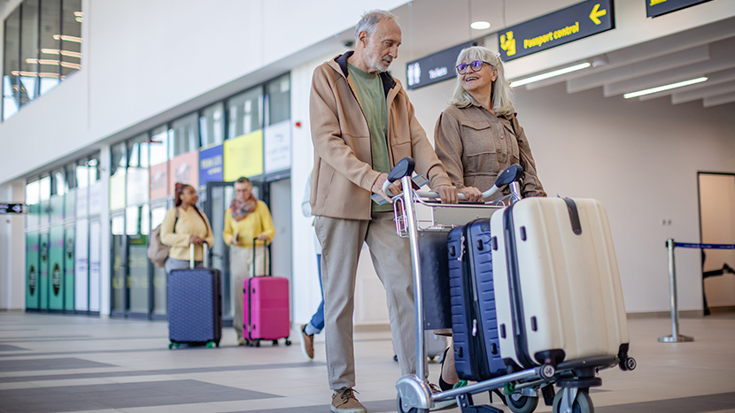 L’Inps ha avviato la campagna 2026 per l’accertamento in vita dei pensionati all’estero, con invio dei moduli da marzo e scadenza a luglio: senza risposta, pagamenti sospesi da settembre. Cresce intanto il numero di pensionati italiani che si trasferiscono fuori dal Paese, attratti da vantaggi fiscali e costo della vita più basso. Nel 2024 oltre 310mila pensioni sono state pagate all’estero. In calo le mete come Usa e Australia, mentre aumentano Spagna, Portogallo e soprattutto Tunisia, oggi tra le destinazioni più scelte per fiscalità e potere d’acquisto.