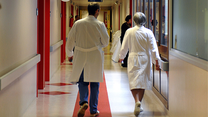 Stop alle scorciatoie per i medici stranieri: senza verifica delle competenze da parte dell’Ordine, le Regioni non possono reclutare professionisti dall’estero. Lo stabilisce il Tar Lombardia con una sentenza definitiva che annulla l’iter semplificato regionale, ribadendo la necessità di garantire la tutela della salute attraverso controlli rigorosi e l’iscrizione all’Albo.