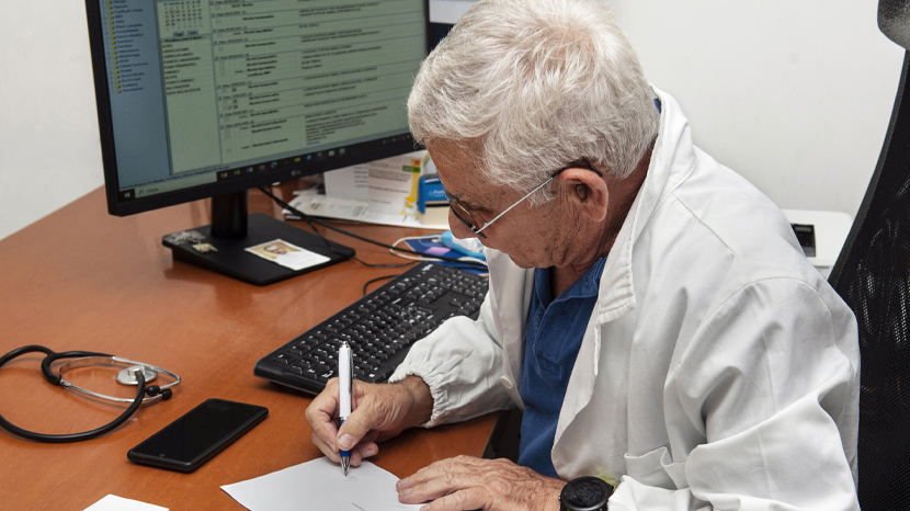 Medici di famiglia e pediatri potranno restare in servizio fino a 73 anni su base volontaria fino al 2027, per far fronte alla carenza nel Ssn.
Il decreto Pnrr apre anche una finestra straordinaria per stabilizzare i precari entro il 2026, con quote riservate nei concorsi e procedure semplificate.