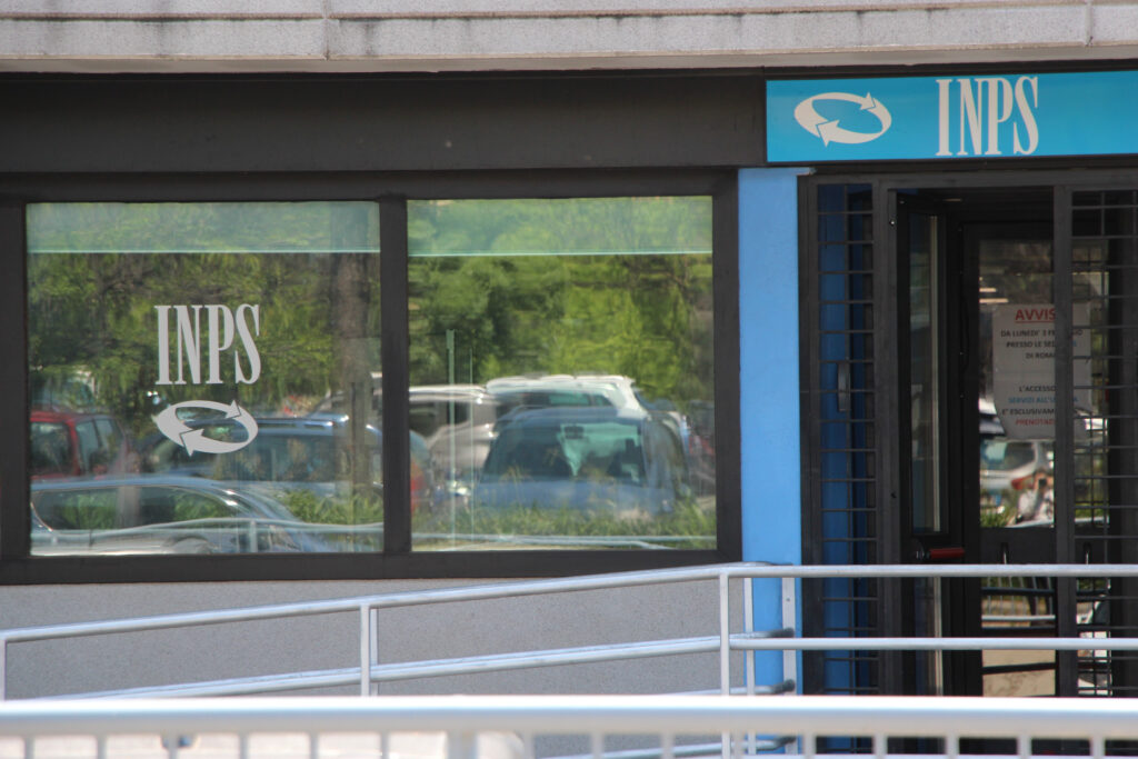 L’Inps fa marcia indietro sul calcolo delle pensioni dei medici del Servizio sanitario nazionale. Dopo le proteste legate alla manovra 2024, l’Istituto ha riconosciuto un errore nell’applicazione delle aliquote riduttive anche alle pensioni di vecchiaia. Scatterà quindi il riesame d’ufficio dei trattamenti, con il ripristino dei criteri più favorevoli del 1965. Ai pensionati saranno corrisposti arretrati, interessi e rivalutazione: importi che potrebbero raggiungere diverse migliaia di euro.