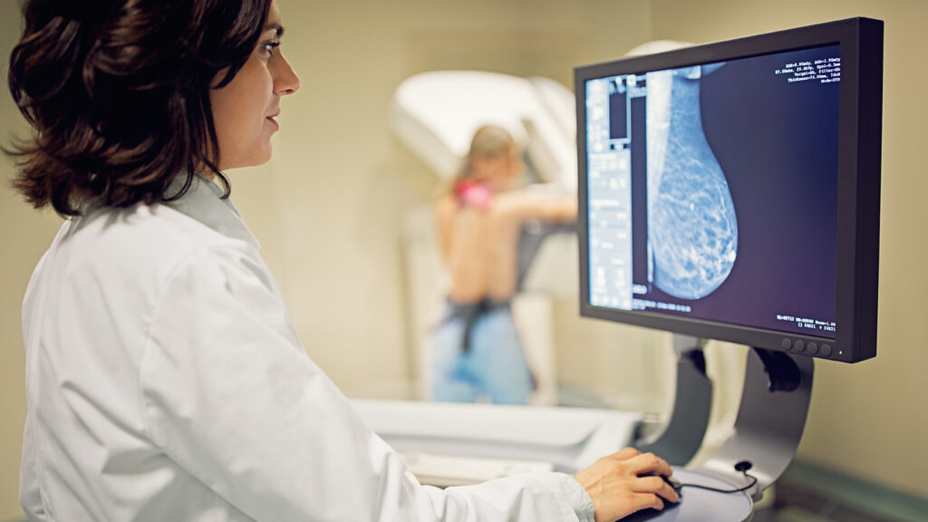 L’intelligenza artificiale rivoluziona lo screening mammografico: le nuove linee guida dell’Istituto Superiore di Sanità confermano il ruolo dell’IA nella diagnosi precoce del tumore al seno, migliorando l’individuazione delle lesioni sospette e supportando il lavoro dei radiologi. Studi internazionali mostrano un aumento del 29% nella rilevazione dei tumori grazie agli algoritmi applicati alla mammografia.