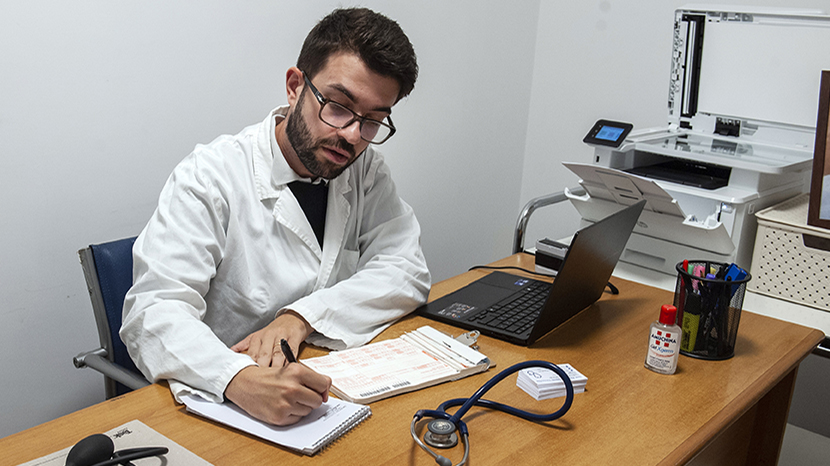 In occasione della Giornata mondiale del medico di famiglia, la Fondazione Enpam ribadisce il ruolo centrale della medicina generale come primo presidio sanitario e pilastro della sostenibilità del Servizio sanitario nazionale. Per il presidente Alberto Oliveti, il medico di famiglia è il professionista che garantisce continuità assistenziale e un rapporto fiduciario stabile con i pazienti. L’Enpam sottolinea infine l’urgenza di rendere la professione più attrattiva per i giovani medici, per assicurare il futuro dell’assistenza territoriale.