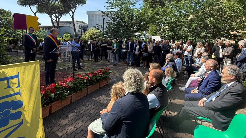 A San Basilio, nel IV Municipio di Roma, è stata intitolata un’area verde a Mario Boni, storico medico di famiglia e già vicepresidente dell’Enpam, che nel quartiere aveva aperto il suo studio nel 1961. Alla cerimonia hanno partecipato familiari, rappresentanti delle istituzioni e della medicina generale italiana.