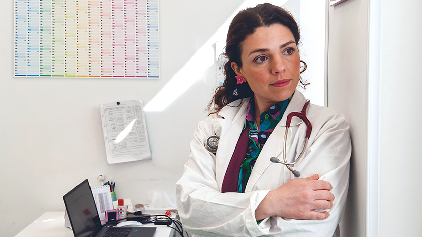 La riforma della medicina territoriale, promossa dal ministro della Salute, Orazio Schillaci, si è bloccata. Contestata dai sindacati della medicina generale e dalle Regioni, ha visto uno stop definitivo davanti alle resistenze manifestate dai partiti che formano la stessa maggioranza di governo. Il punto più contestato è stato il passaggio alla dipendenza dei medici di famiglia, con il conseguente rischio di snaturare il rapporto fiduciario con i pazienti. Il progetto originario sarà probabilmente sostituito da un accordo, per garantire la presenza di 6 ore settimanali da parte dei medici di medicina generale nelle Case di Comunità finanziate dal Pnrr.