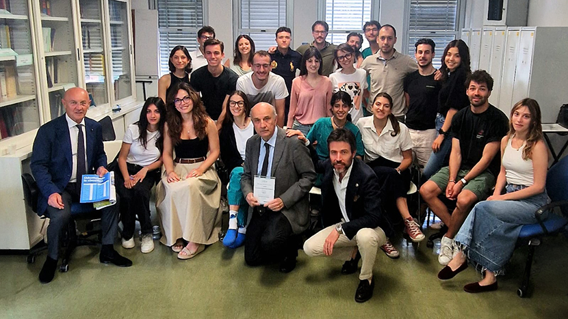 L’Università degli Studi di Brescia ha ricevuto il primo premio “Atenei più previdenti d’Italia” per il più alto numero di studenti di Odontoiatria iscritti all’Enpam. Un riconoscimento che conferma la crescente attenzione dei futuri odontoiatri alla previdenza e alle tutele professionali già durante il percorso universitario.