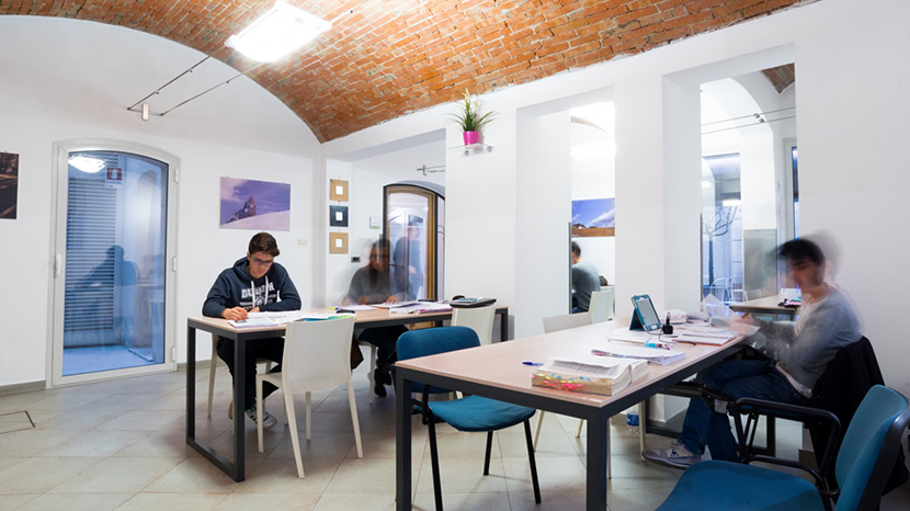 Enpam ha aperto le domande per le borse di studio destinate agli studenti ammessi nei 57 collegi universitari di merito accreditati, presenti in 19 città italiane. L'Ente ha stanziato circa 200mila euro per contributi fino a 5mila euro l'anno, rinnovabili fino alla laurea magistrale per chi mantiene i requisiti di merito e reddito. I bandi sono rivolti ai figli degli iscritti Enpam e agli studenti iscritti all'Ente con meno di 26 anni.