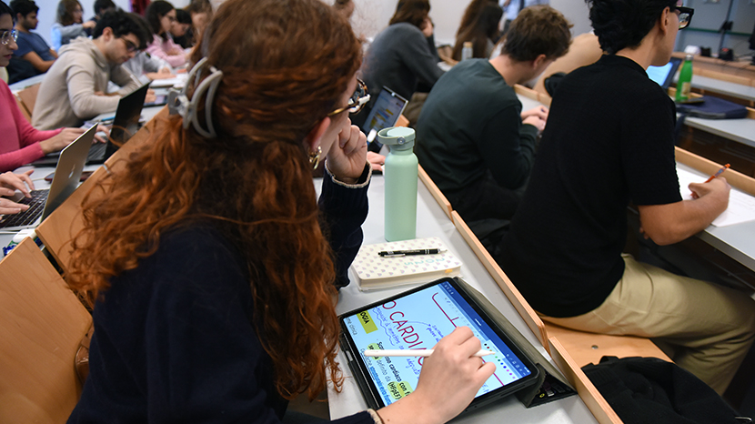 Il ministero dell'Università (Mur) ha aperto le iscrizioni al semestre filtro di medicina e odontoiatria per il 2026/2027 (sul sito del Giornale della previdenza www.giornaleprevidenza.it trovi le guide per scegliere a quale corso iscriversi). La domanda si fa sul sito Universitaly.it entro il 3 agosto e il contributo di 250 euro va pagato entro il 6. Lo studente deve indicare almeno 10 sedi più un corso affine (tra cui infermieristica) con altre 5 sedi. Resta l’accesso libero al primo semestre, con ammissione definitiva legata a tre esami nazionali — biologia, chimica e propedeutica biochimica, fisica — e alla posizione in graduatoria. Lezioni dal 1° settembre, appelli il 10 dicembre e l’11 gennaio, esiti il 23 dicembre e il 20 gennaio. Tra le novità: prove di 50 minuti (5 in più) con pause di 30, 31 domande (21 a risposta multipla e 10 a completamento), scelta automatica del voto migliore per chi ripete una prova, e graduatoria in tre fasce gerarchiche (basi 300, 200 e 100 punti). Per i corsi in inglese, che non prevedono in sistema del semestre filtro, la selezione è fissata al 30 settembre.