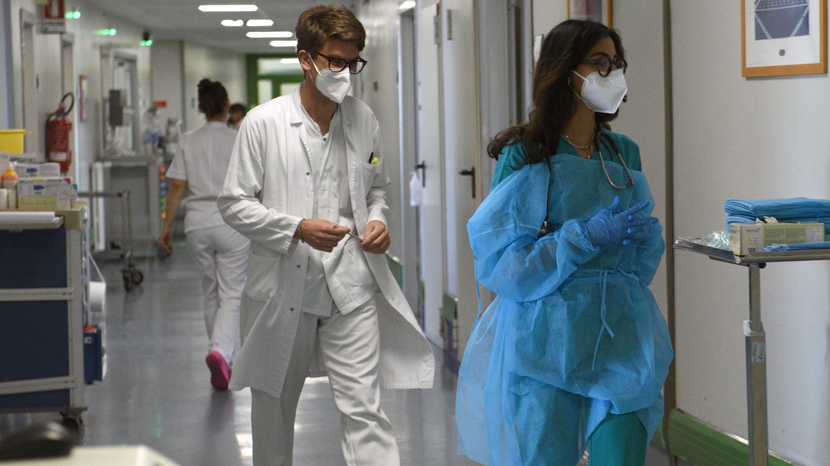 Il nuovo contratto di categoria porta aumenti medi di 6.500 euro lordi l’anno a 120mila medici dipendenti del Servizio sanitario nazionale.
Tutte le associazioni sindacali riunite attorno al tavolo della trattativa hanno firmato la preintesa sul Ccnl dell'Area Sanità 2025-2027 che, dopo le verifiche di rito, si prevede possa entrare in vigore a inizio del prossimo anno, con l’erogazione degli aumenti e degli arretrati.